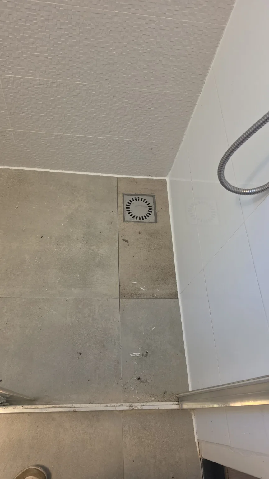 Doucheput en afvoerdetail door RMD Onderhoud & Techniek